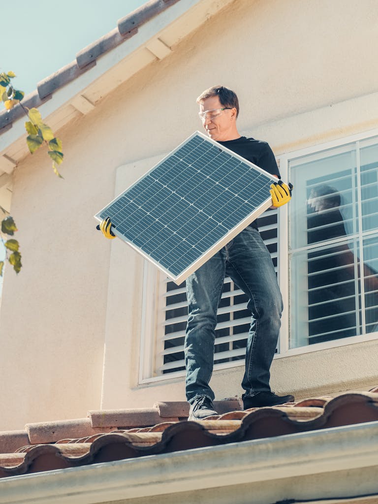 Balkonkraftwerk-Speicher Nachrüstung: Solartechniker bei der Installation