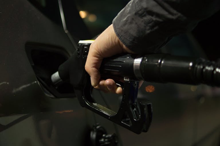 Autogas-Förderung 2026: Zapfsäule als Symbol für Kraftstoffkosten und Steuervorteile