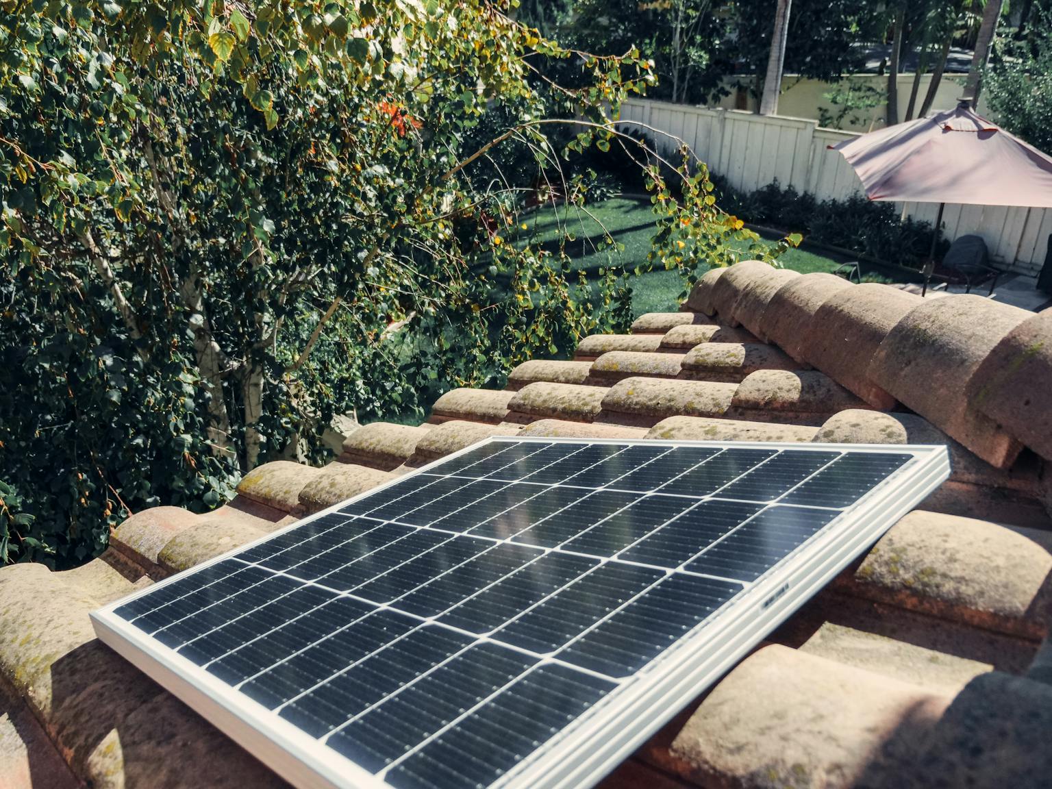 Solar Photovoltaik Modul auf einem Ziegeldach installiert