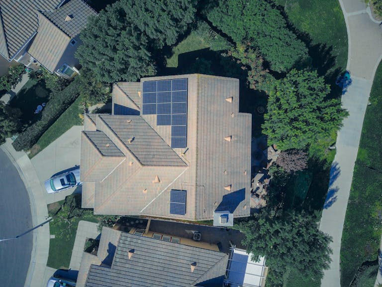Balkonkraftwerk und Solarmodule auf einem Wohnhausdach von oben