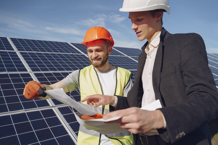 Notstrom Photovoltaik Planung: Techniker besprechen Speicher-Installation