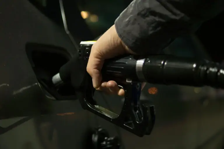 Fahrzeug wird nachts an einer Autogas-Zapfsäule betankt, Symbolbild Autogas CO2-Preis